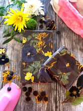 Load image into Gallery viewer, VEGAN Rich Chocolate Fudge with Edible Flowers
