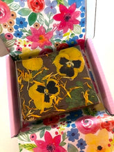 Load image into Gallery viewer, Mother&#39;s Day Traditional Fudge Decorated with Milk Chocolate and Edible Flowers
